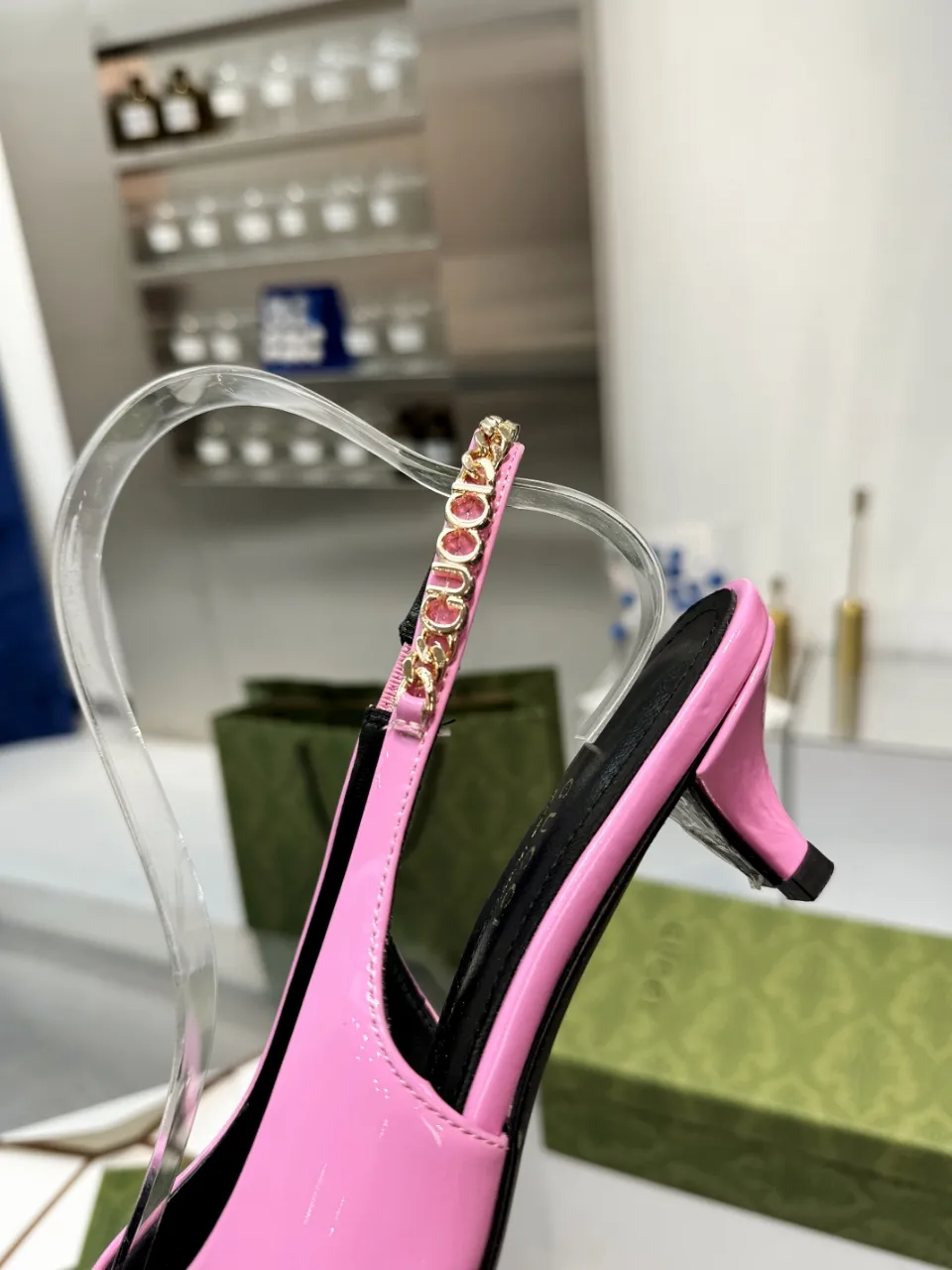 👟👟Ex-factory price 440👟👟 (genuine leather sole +40) Gucci Signoria pumps are named after the central square of Florence, recreating the classic and elegant style of the birthplace of the brand. Combining shiny patent leather with a pointed toe, these shoes are embellished with Gucci's signature chain, adding a stylish edge to your new season wardrobe. Upper: Made of first-layer imported patent cowhide/sheepskin lining. Outsole: rubber non-slip outsole/genuine leather outsole. Size: 35-42 (34/41 42 customized, non-refundable)